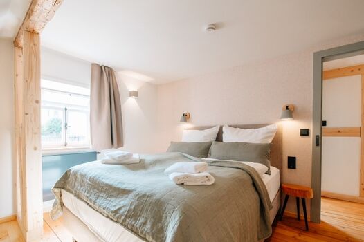 Queen Size Bett im Obergeschoss.