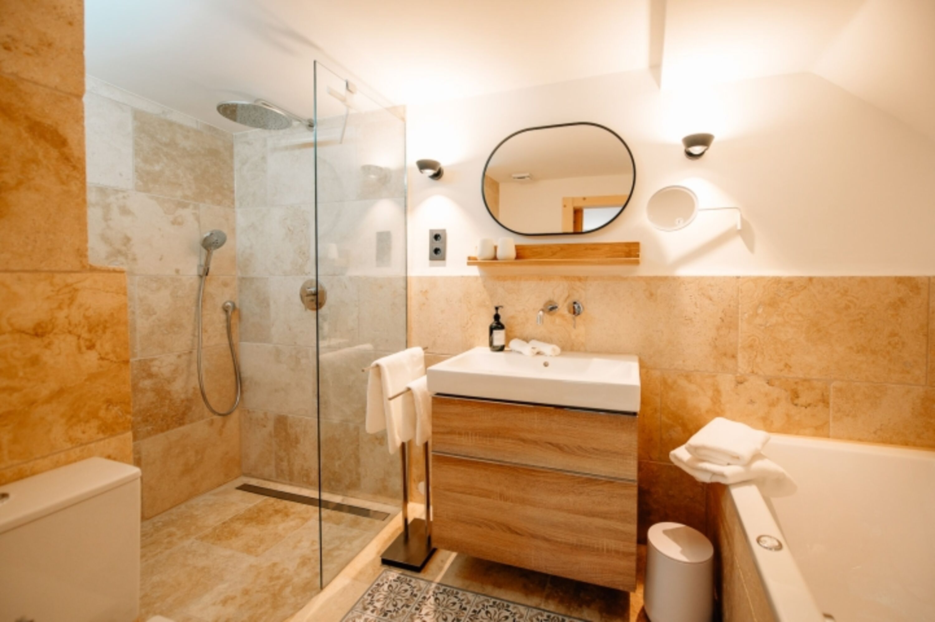 Bad mit Whirlpool-Wanne vom kl. Schafzimmer Erdgeschoss,