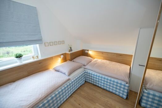 Villa am See - Das Schlafzimmer mit zwei Einzelbetten