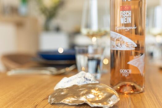 Villa am See - Auf einen tollen Urlaub anstoßen