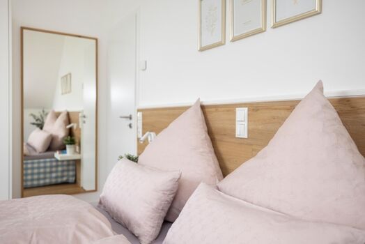 Villa am See - Das Schlafzimmer mit maßgefertigten Betten 