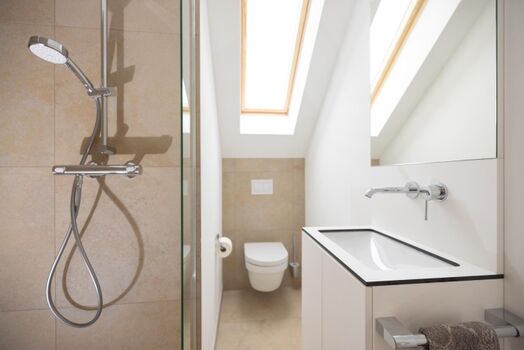 Villa am See - Badezimmer im Obergeschoß