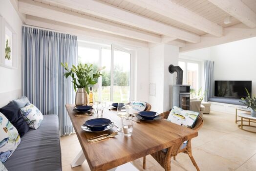 Villa am See - Einladender Eßplatz mit Zugang zur Terrasse