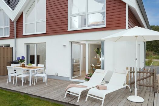 Villa am See - Moderne Gartenmöbel auf der Terrasse