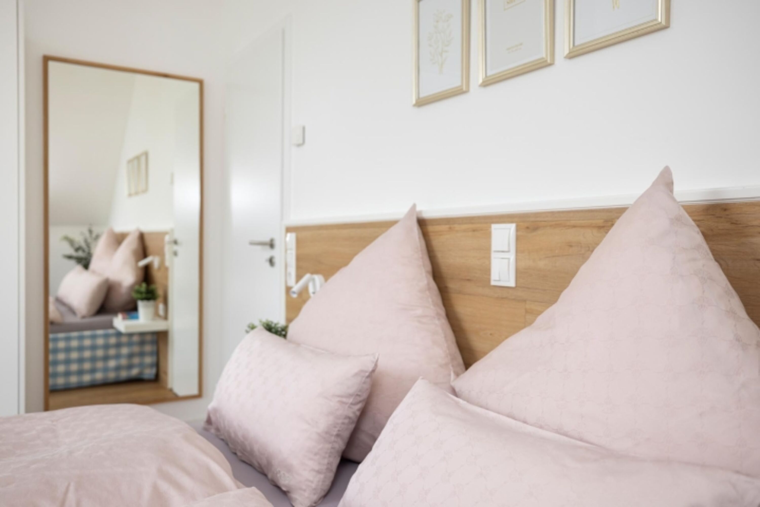 Villa am See - Das Schlafzimmer mit maßgefertigten Betten 