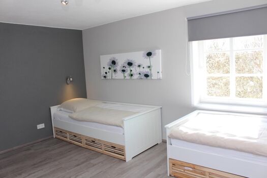 Schlafzimmer 2 mit 2 Einzelbetten - Waschbecken - Zugang zum Balkon