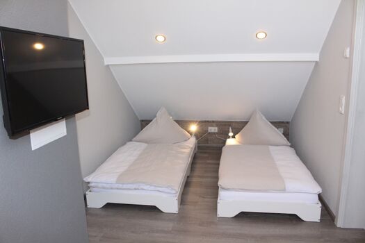 Schlafzimmer 4 mit 2 Einzelbetten - TV