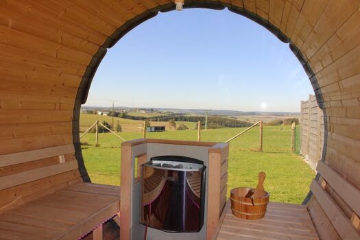 Fass-Sauna mit Panorama-Scheibe