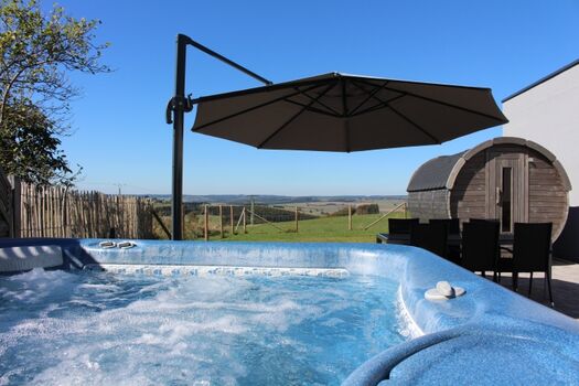 beheizter Außenwhirlpool überdacht 