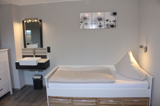 Schlafzimmer 3 mit 2 Einzelbetten - Waschbecken   TV