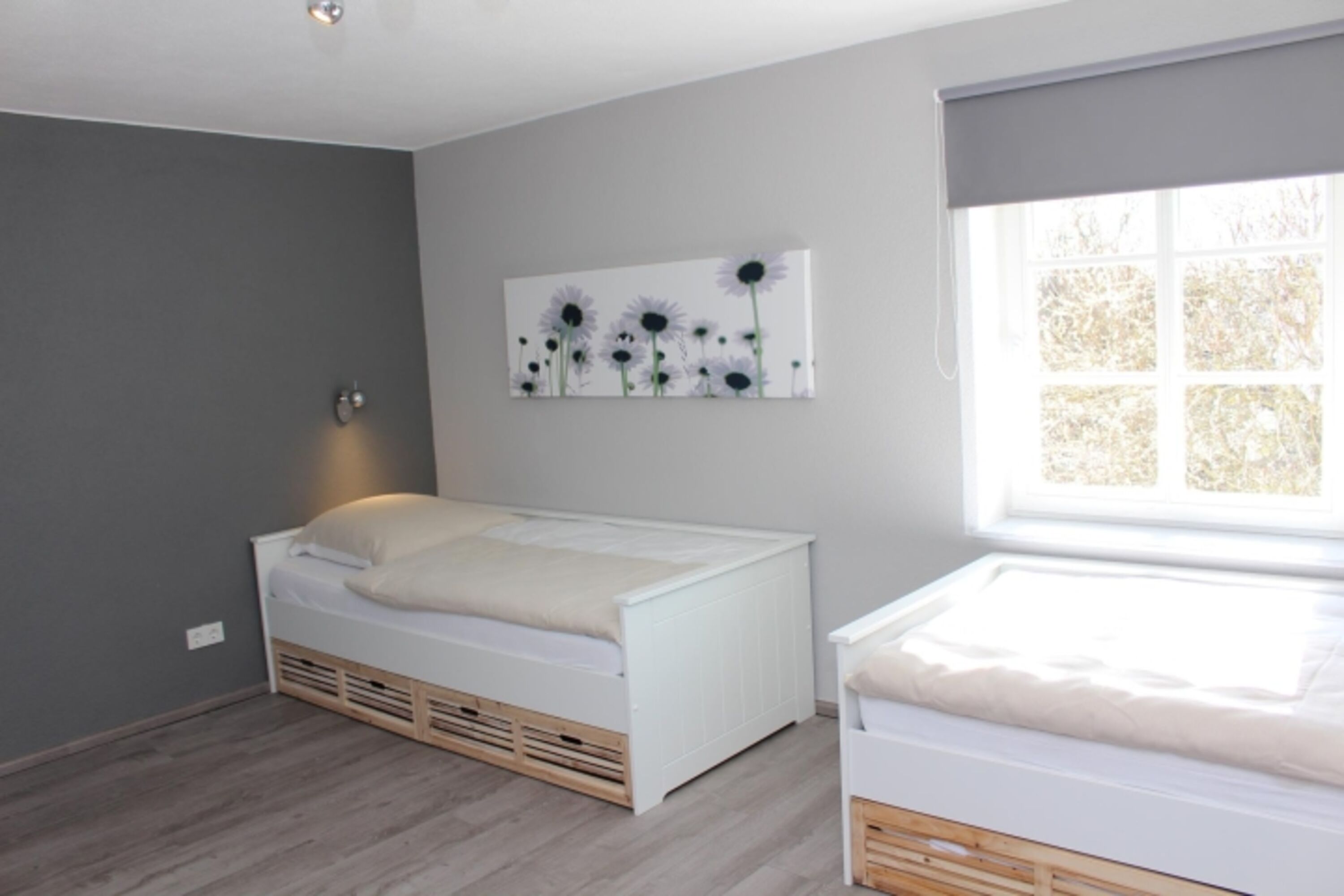Schlafzimmer 2 mit 2 Einzelbetten - Waschbecken - Zugang zum Balkon