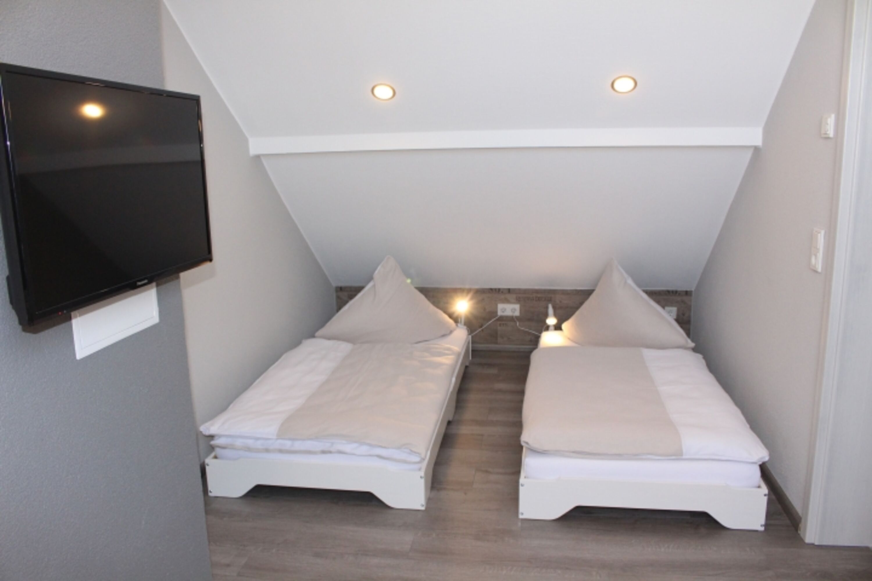 Schlafzimmer 4 mit 2 Einzelbetten - TV