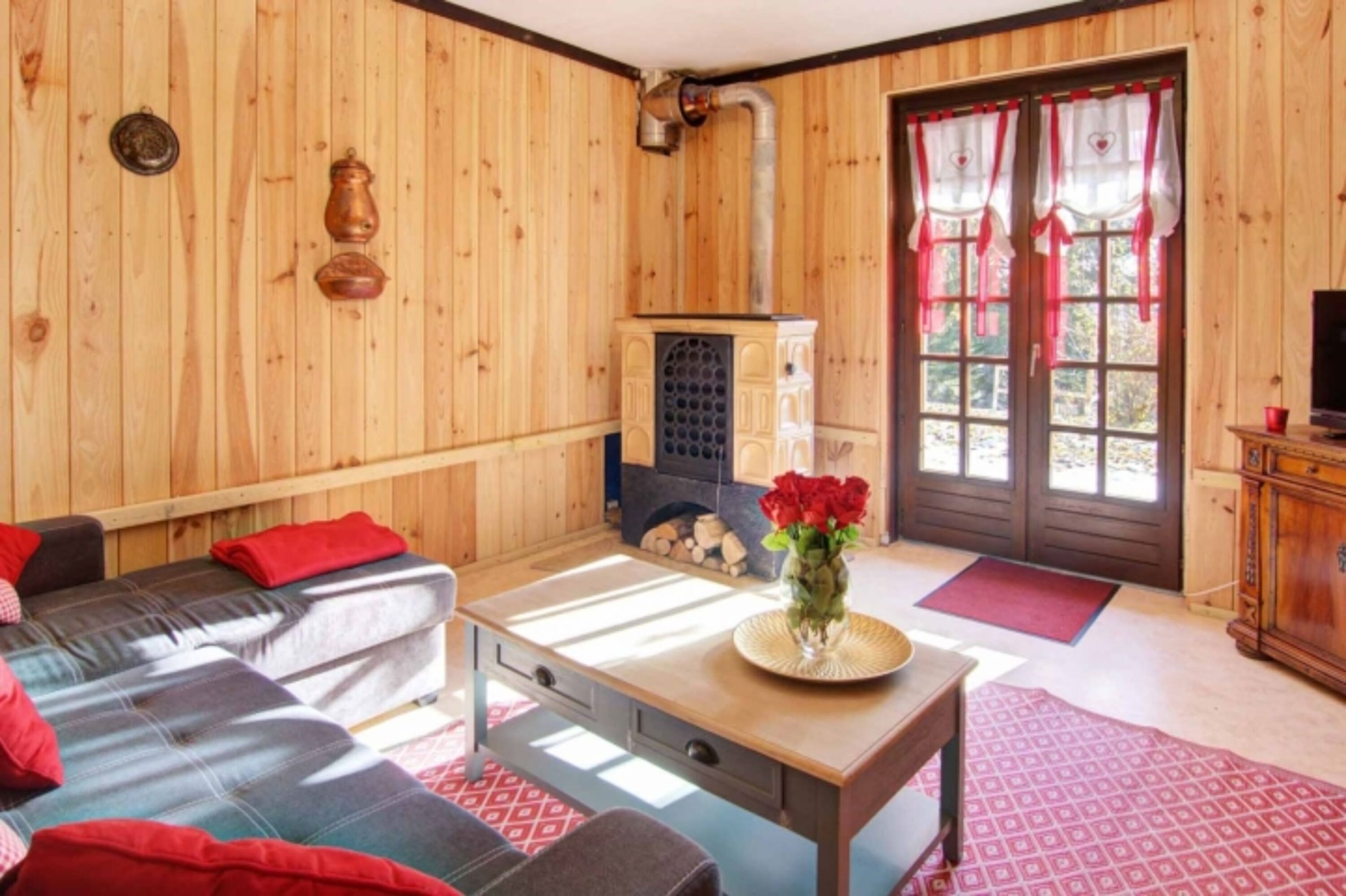Wohnzimmer mit Deutschen TV und Aussicht in die Berge Essenreich