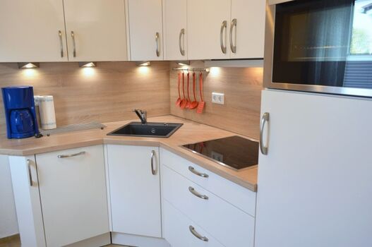 die moderne, voll ausgestattete Küche