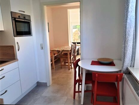 mit Essplatz für 2 und Blick Richtung Essecke und Wohnzimmer