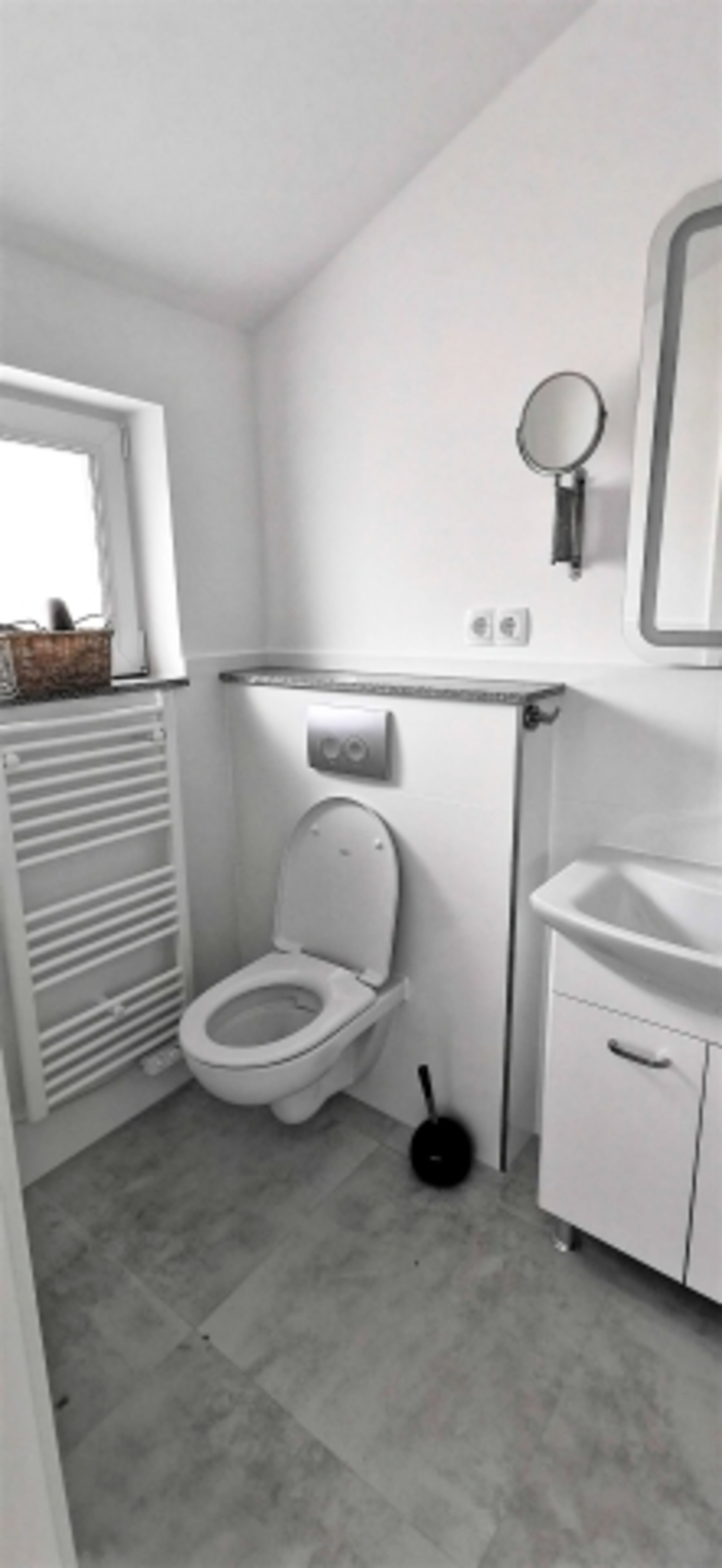 sowie Toilette und Waschbecken