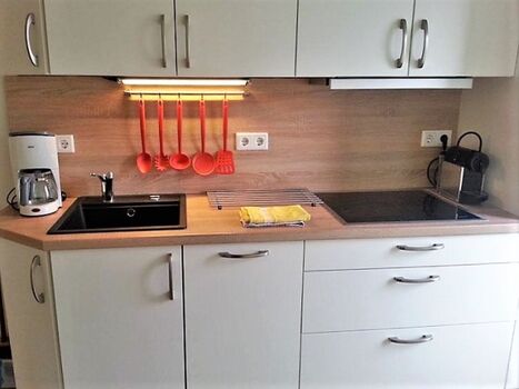 Die moderne und komplett ausgestattete Küche