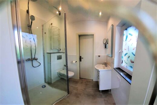 Das Bad mit bodengleicher Dusche