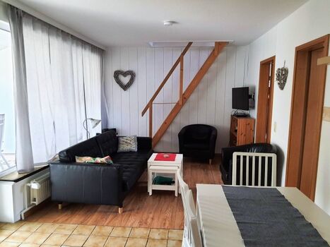 Blick ins Wohnzimmer mit Essbereich