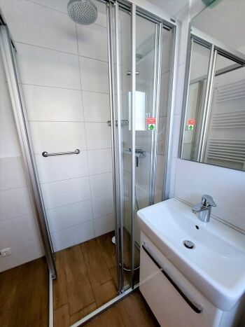 Blick ins Bad mit bodengleicher Dusche