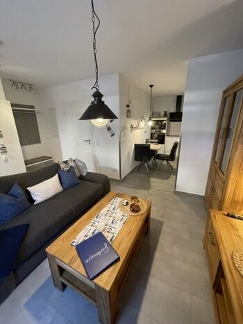 Wohnzimmer mit Blick in Küche und zur Garderobe