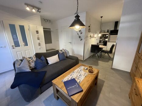 Wohnzimmer mit Blick in Küche und zur Garderobe