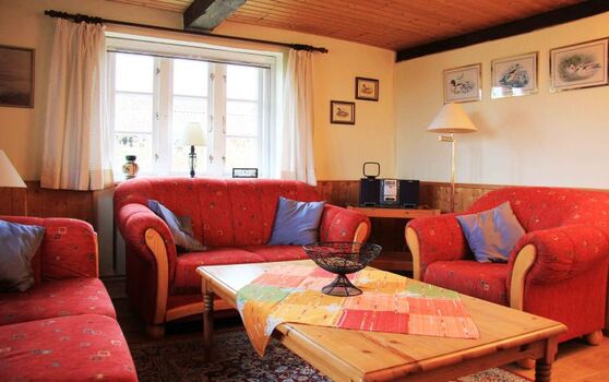 Gemütliches Wohnzimmer mit Blick auf die Ostsee