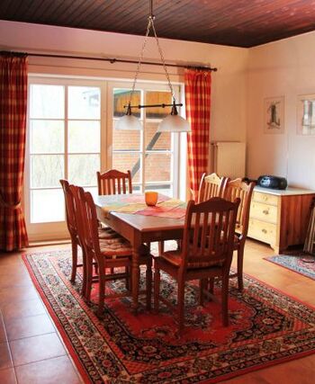 Große Diele mit Eßtisch und Zugang zur Terrasse