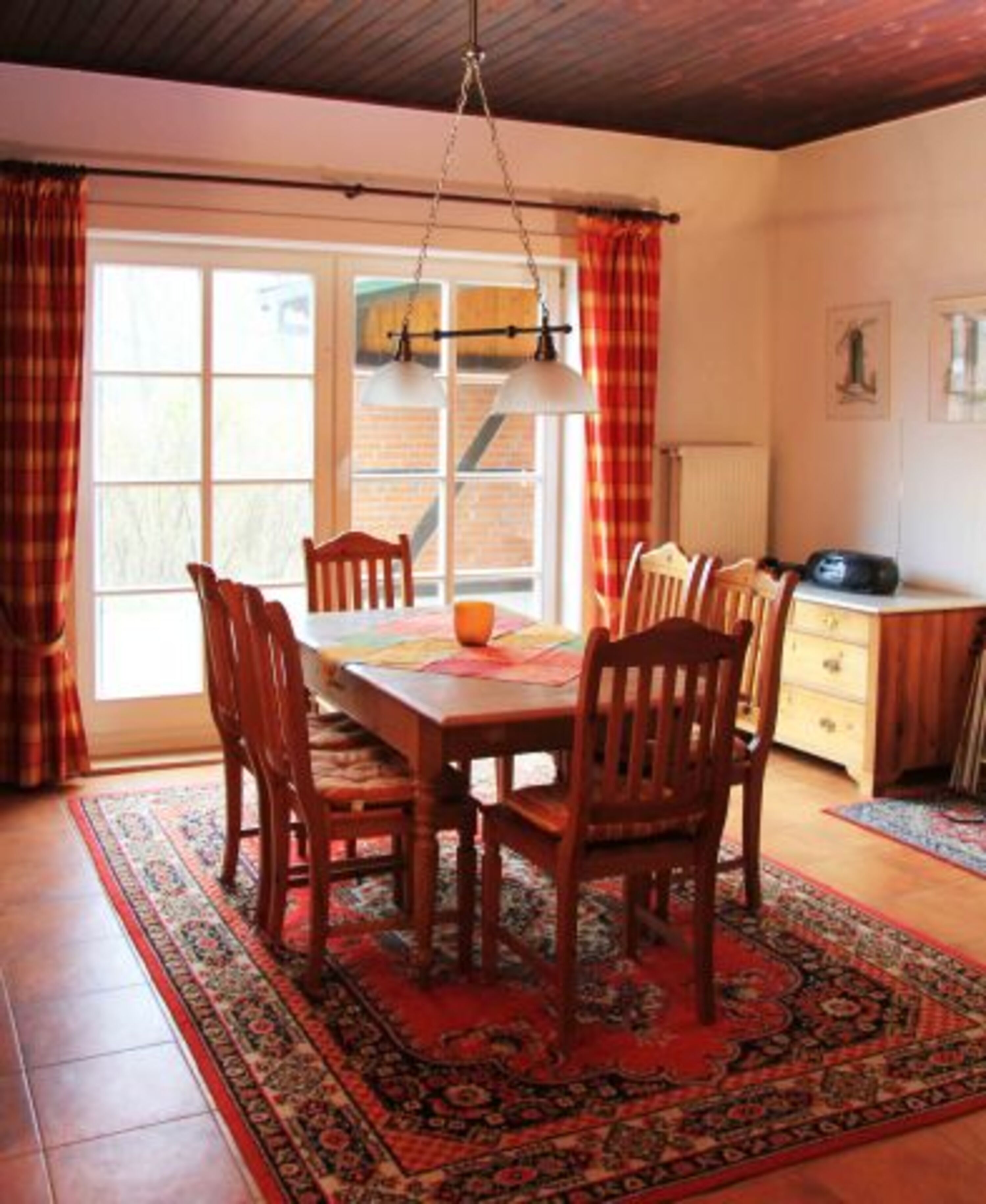 Große Diele mit Eßtisch und Zugang zur Terrasse