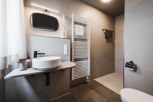 Bad mit begehbarer Regendusche