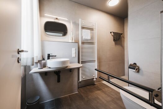 Bad rollstuhlgerecht mit begehbarer Dusche