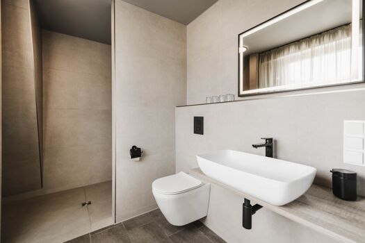 Bad mit begehbarer Dusche im Erdgeschoss