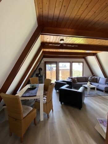 Blick ins gemütliche Wohnzimmer mit Essecke