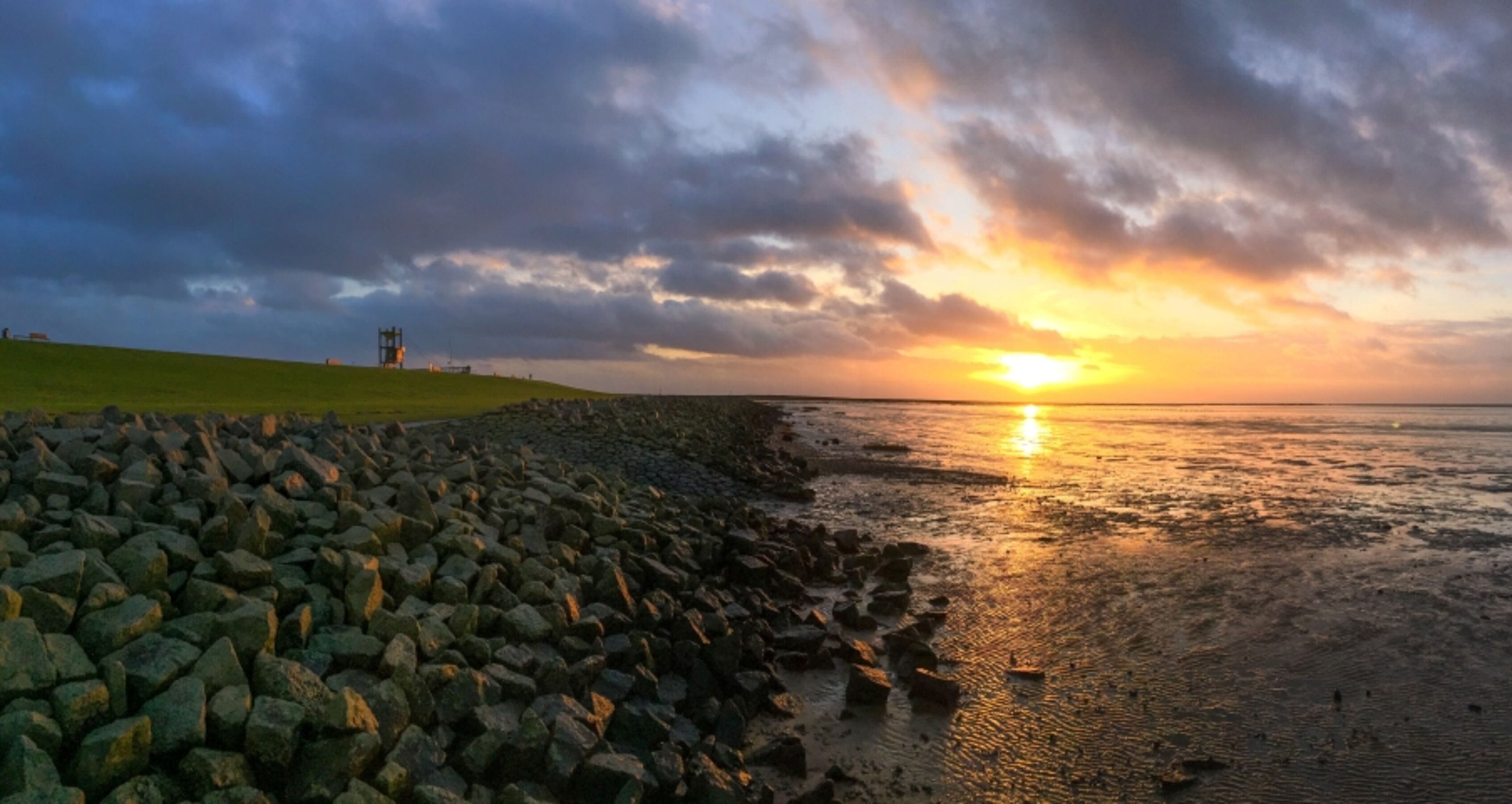 Sonnenuntergang am Grünstrand vor Ort
