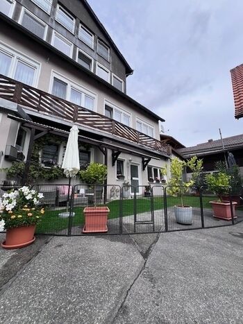 mediterran gestalteter komplett umzäunt