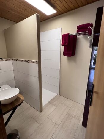 Wandschrank mit Putzutensilien und Stauraum für Ihre Artikel