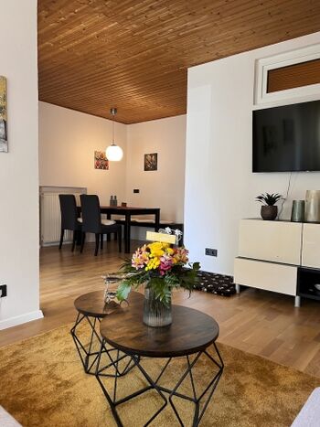 Blick vom Sofa in den Essbereich 