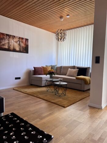 Blick vom Esstisch in den lichtdurchfluteten Wohnbereich 