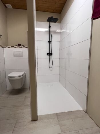 barrierefreie bodengleiche Dusche 80 x 140 cm mit Rain-Shower