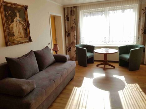 Wohnzimmer mit Doppelbettcouch