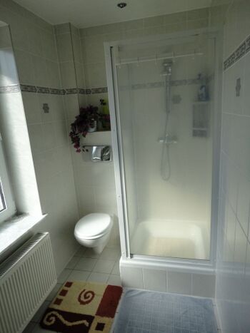 Bad mit Dusche und WC