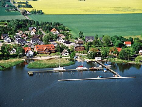 Blick von der Peene auf den Hafen
