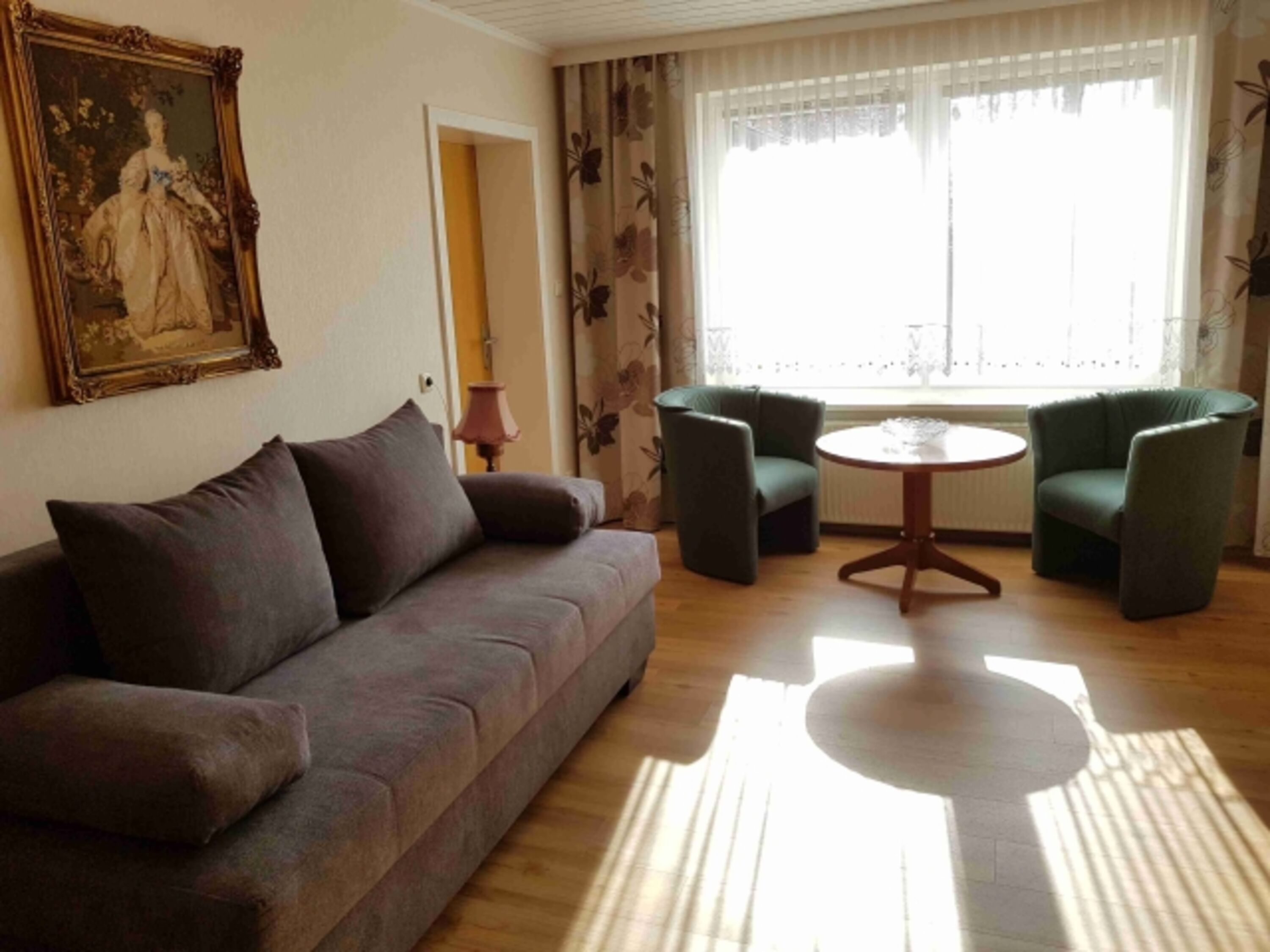 Wohnzimmer mit Doppelbettcouch