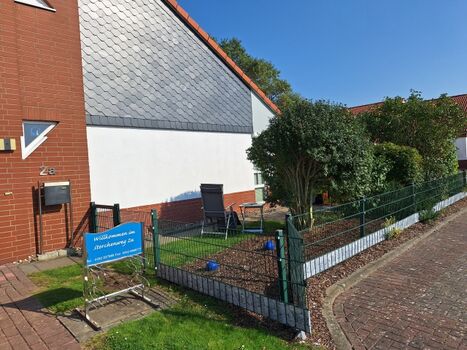 Hauseingang mit Zugang zum eingezäunten Garten