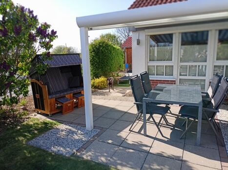 Garten mit überdachter Terrasse