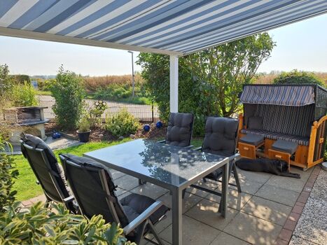 überdachte Terrasse mit Blick auf Steingrill