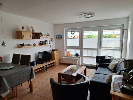 Wohnbereich mit Blick auf Terrasse