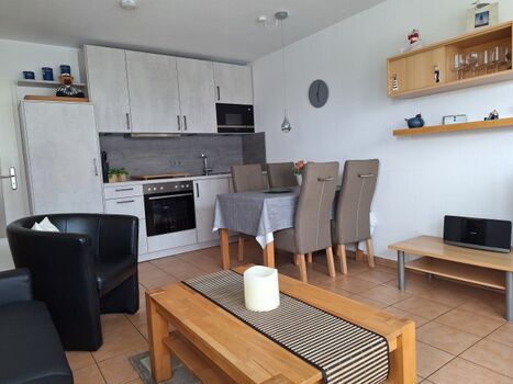 Küchenzeile/Essplatz-zwei weitere Stühle im OG