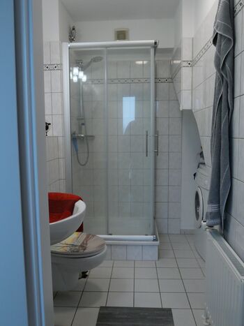 Bad mit Dusche und Waschmaschine