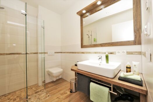 kleines Bad mit Dusche